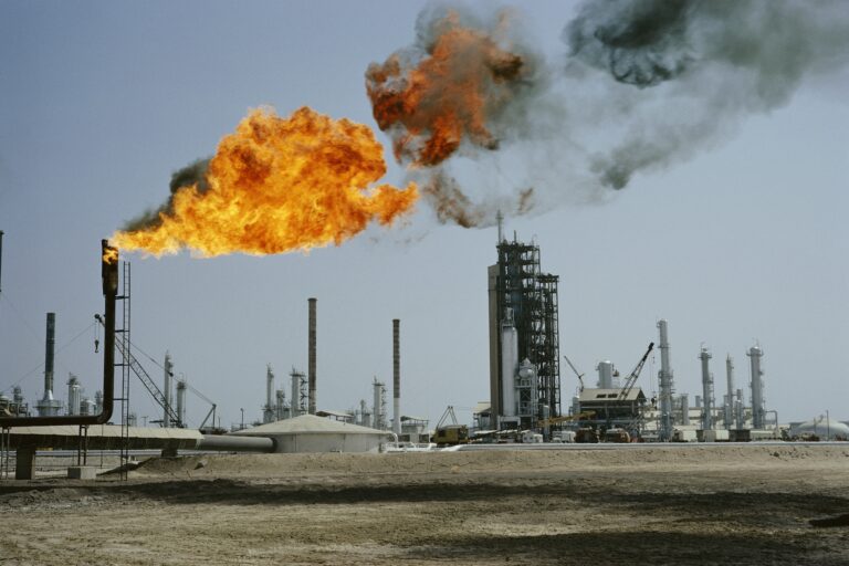 Falling Oil Prices Threaten Climate Progress: Why Cheap Fossil Fuels Undermine Renewable Energy Investments